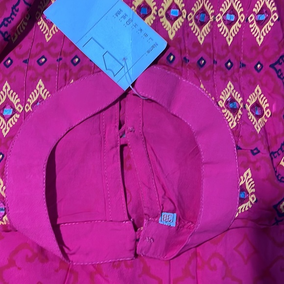 It is small for me. Indian Kurti, bright pink color with printed design 3/4 slee - Picture 5 of 13
